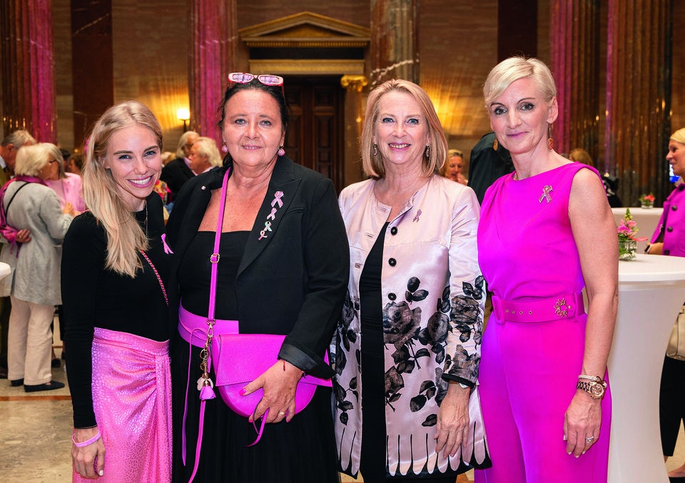 (v.li.) MADONNA-Herausgeberin Jenny Magin, Krebshilfe-GF und Pink Ribbon Mastermind Doris Kiefhaber und Daniela Schimke mit der Präsidentin. Im Oktober wird dank ihr auch heuer das Parlament wieder Pink tragen.