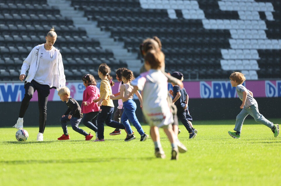 Kids kickten mit den LASK-Profis