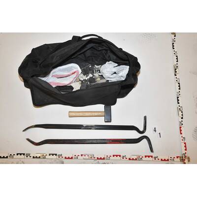 Die Bande konnte Schmuck und Bargeld für 440.000 Euro erbeutet