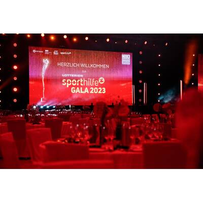 Michaela Kirchgasser verewigt ihre Handabdrücke für den Walk of Fame. 