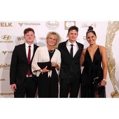 Michaela Kirchgasser verewigt ihre Handabdrücke für den Walk of Fame. 