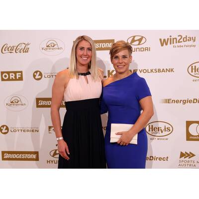 Michaela Kirchgasser verewigt ihre Handabdrücke für den Walk of Fame. 