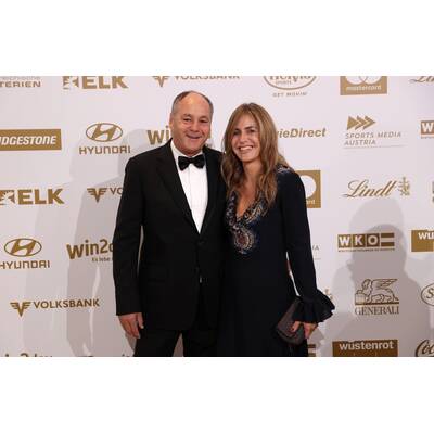 Michaela Kirchgasser verewigt ihre Handabdrücke für den Walk of Fame. 