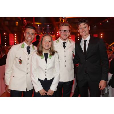 Michaela Kirchgasser verewigt ihre Handabdrücke für den Walk of Fame. 