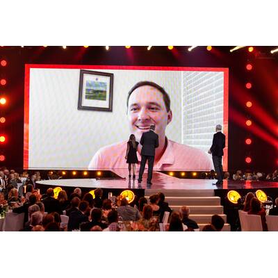 Michaela Kirchgasser verewigt ihre Handabdrücke für den Walk of Fame. 