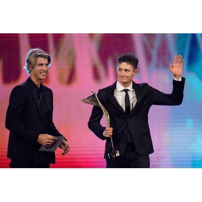 Michaela Kirchgasser verewigt ihre Handabdrücke für den Walk of Fame. 