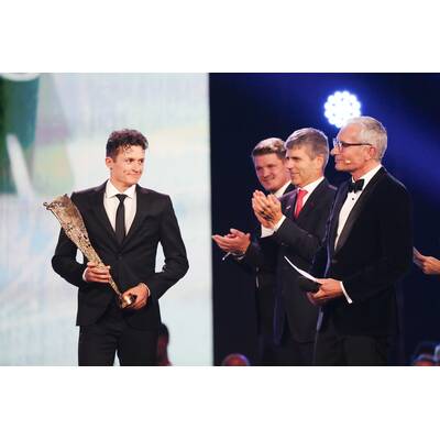 Michaela Kirchgasser verewigt ihre Handabdrücke für den Walk of Fame. 