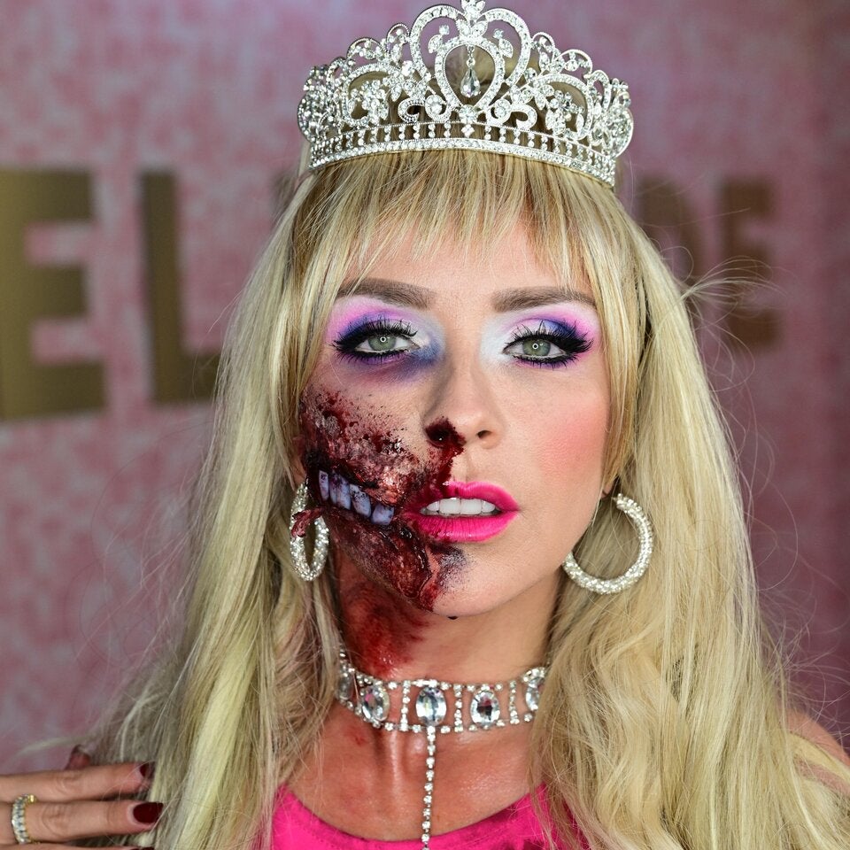 Step 4: Fingernägel-TrickKünstliche Fingernägel werden in die „klaffende Wunde“ geklebt und mit schwarzer Alkoholfarbe der Kariesbelag kreiert. 