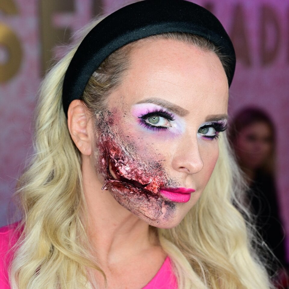 Step 3: Blutiger MundDer „offene Mund“ wird mit blau, schwarz, rot und violett Tönen realistisch eingeschminkt, bevor es zum Finale kommt. 