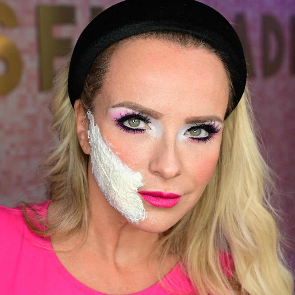 Step 2: Flüssiger LatexMit flüssigem Latex und etlichen Taschentuch-Schichten wird die Basis für den offenen Mund kreiert. 