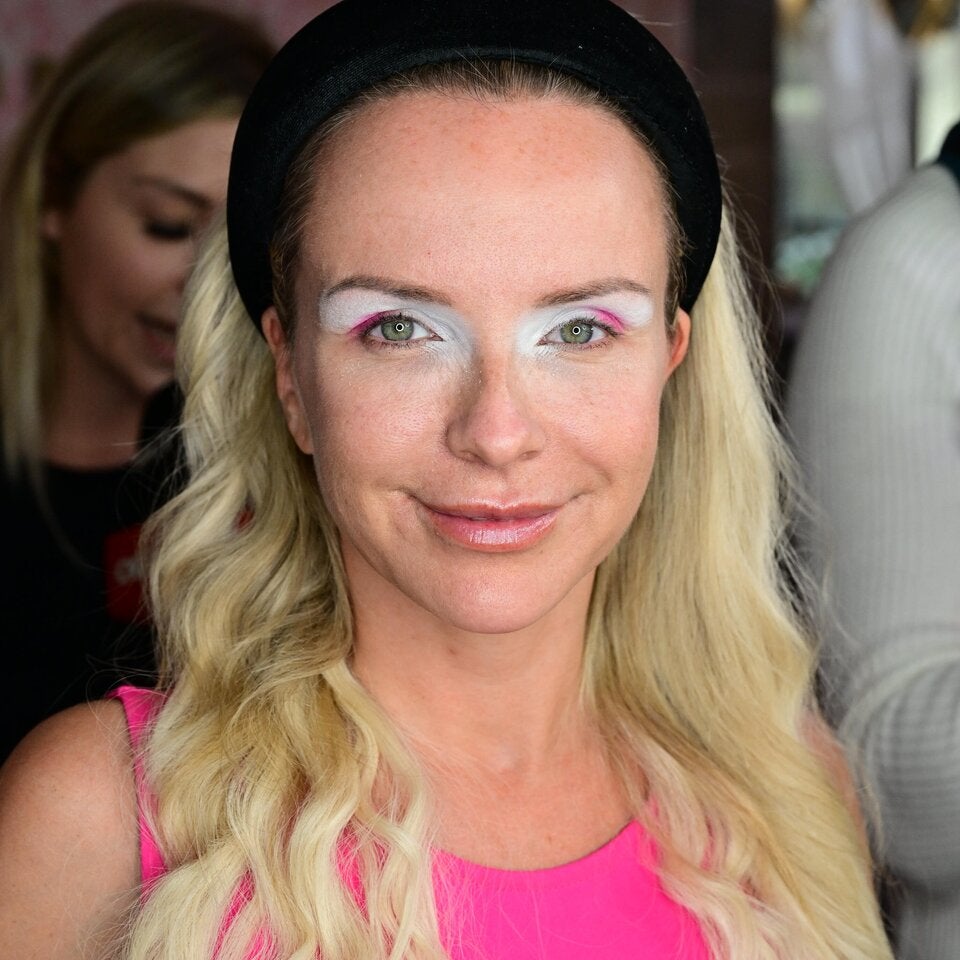 Step 1: Augen im PuppenstilDie Augen werden pastellartig weiß geschminkt und eine Lidfalten-Korrektur mit pink und blau vorgenommen. 