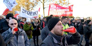 Eine öffentliche Betriebsversammlung der ARGE Aufzüge im Rahmen von Warnstreiks der Metaller