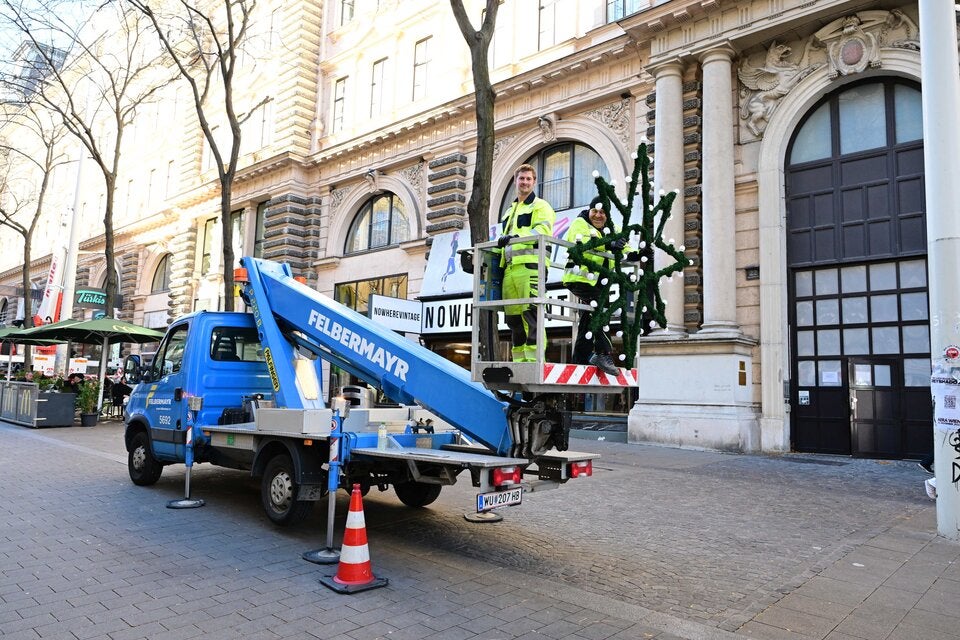 Weihnachts-Beleuchtung auf der Mahü wird montiert