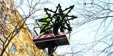 Weihnachts-Beleuchtung auf der Mah&uuml; wird montiert