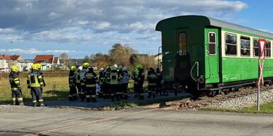 Unfall mit Dampf-Museumsbahn: Pkw prallt gegen "Stainzer Flascherlzug"