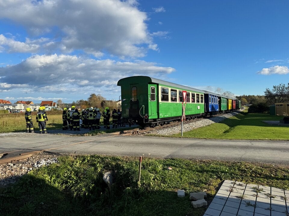 Kopie von Unfall mit Dampf-Museumsbahn: Pkw prallt gegen 