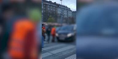 20231121_66_793001_231121_xx_SPLIT_Klima-Proteste_wien_mehrere_stellen_aggro-lenker_4min07_BM_Verpixelt.jpg