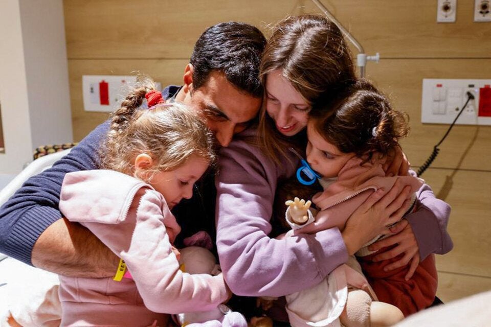 Yoni Asher mit seinen Töchtern Aviv und Raz sowie seiner Frau Doron