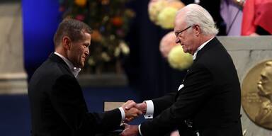 Schwedens K&ouml;nig Carl XVI. Gustaf &uuml;berreicht Ferenc Krausz den Physik-Nobelpreis