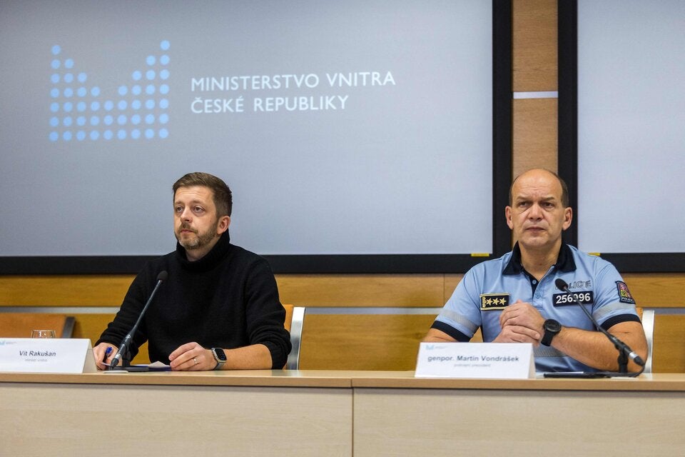 Tschechiens Innenminister Rakusan (l.) und Polizeipräsident Vondrasek bei einer Pressekonferenz
