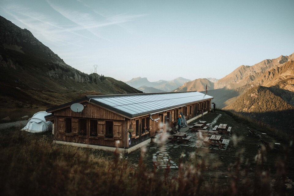 Aus einem verlassenen Kuhstall wurde Le Refuge des Prés – eine hochmoderne Schutzhütte mit Solarpanelen und eigener Quelle.  