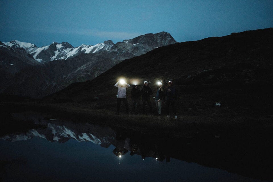 Wenn die Sonne untergeht, geht hinter dem Mont Blanc der Mond auf. Trotz Vollmondlicht ist man ohne Stirnlampe verloren.  