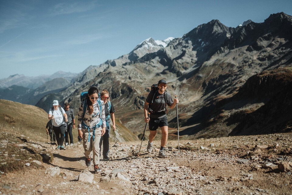 gesund&fit-Chefredakteurin Nina Fischer mit einem Team vom Sportswearlabel Columbia am Weg zum Pass Col du Bonhomme. Dieser bietet ein traumhaftes Panorama auf das Contamines-Montjoie Nature Reserve – gelegen am Fuße des Mont Blanc.    