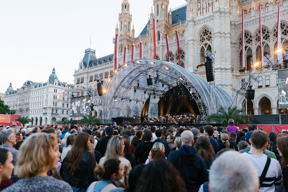 Von 18. bis 21. September spielen Acts wie Ankathie Koi, Teya, fiio, Florence Arman, Lusterboden oder Frau Thomas & Herr Martin bei freiem Eintritt am Rathausplatz.