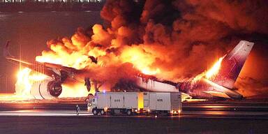 Flugzeuge krachen bei Landung in Tokio zusammen