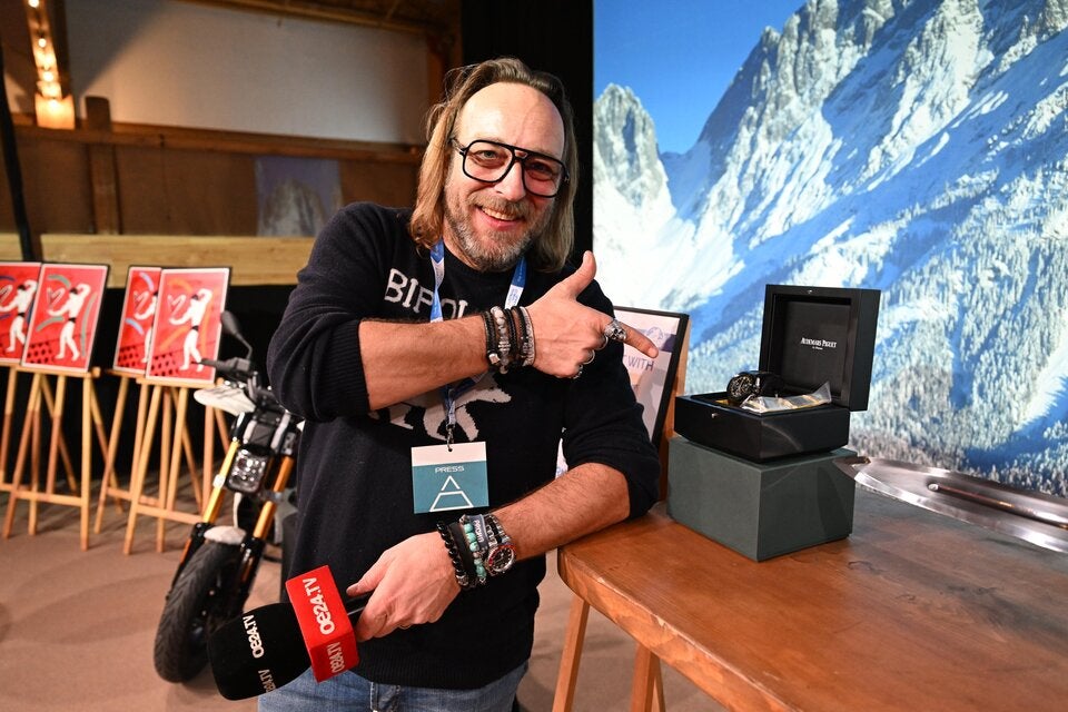 oe24-Redakteur René Wastler mit nunmehr Klemens Hallmanns Luxus-Uhr.