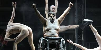 "Pudertanz" von Doris Uhlich bei der Er&ouml;ffnung von Salzkammergut 2024 in Bad Ischl