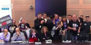 20240122_66_811610_240122_XX_MAZ_Israelische_Geiselangehoerige_stuermen_Parlamentssitzung_MW.jpg