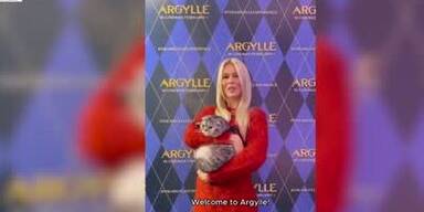 20240125_66_812636_240125_XX_MAZ_SOCIETY_Claudia_Schiffer_nimmt_Katze_mit_auf_den_Red_Carpet_JT.jpg