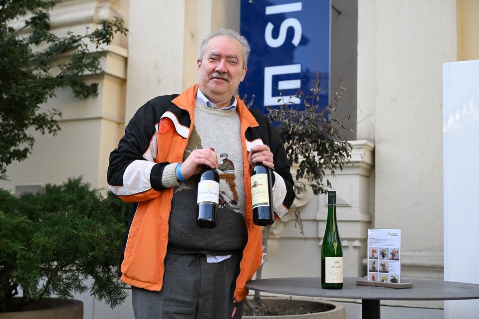 Martin H. freut sich vor Signa-Logo über guten Rotwein aus Frankreich.