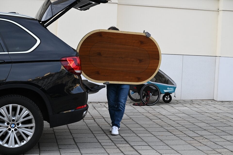 Exklusiver Tisch kommt in schwarzen BMW-SUV-Kofferraum.