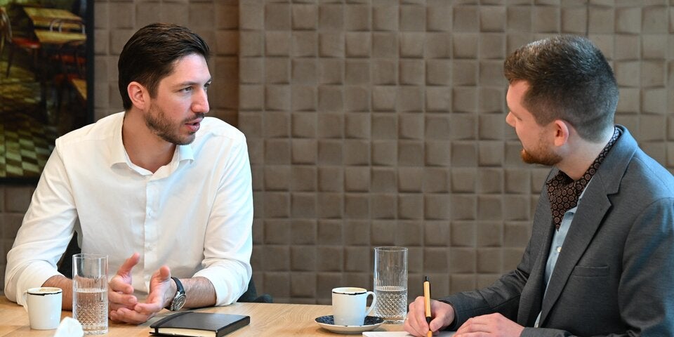 Deputy CEO von Bitpanda, Lukas Enzersdorfer-Konrad, im Interview mit Aaron Brüstle von oe24