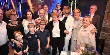 Mikl-Leitners Familie kam zum Empfang und feierte mit. 