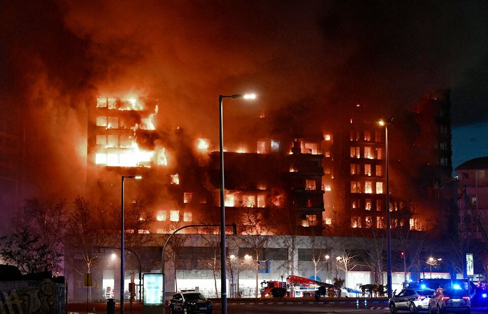 Wohn-Hochhaus in Valencia komplett in Flammen