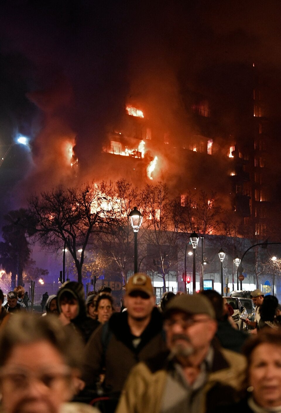 Wohn-Hochhaus in Valencia komplett in Flammen