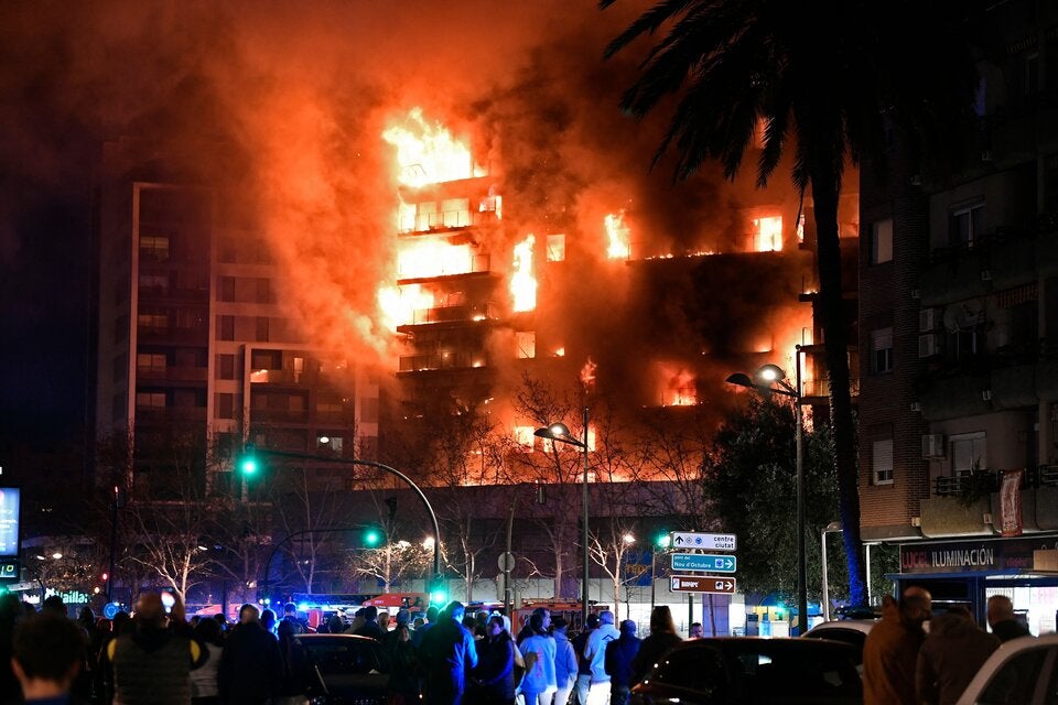 Wohn-Hochhaus in Valencia komplett in Flammen
