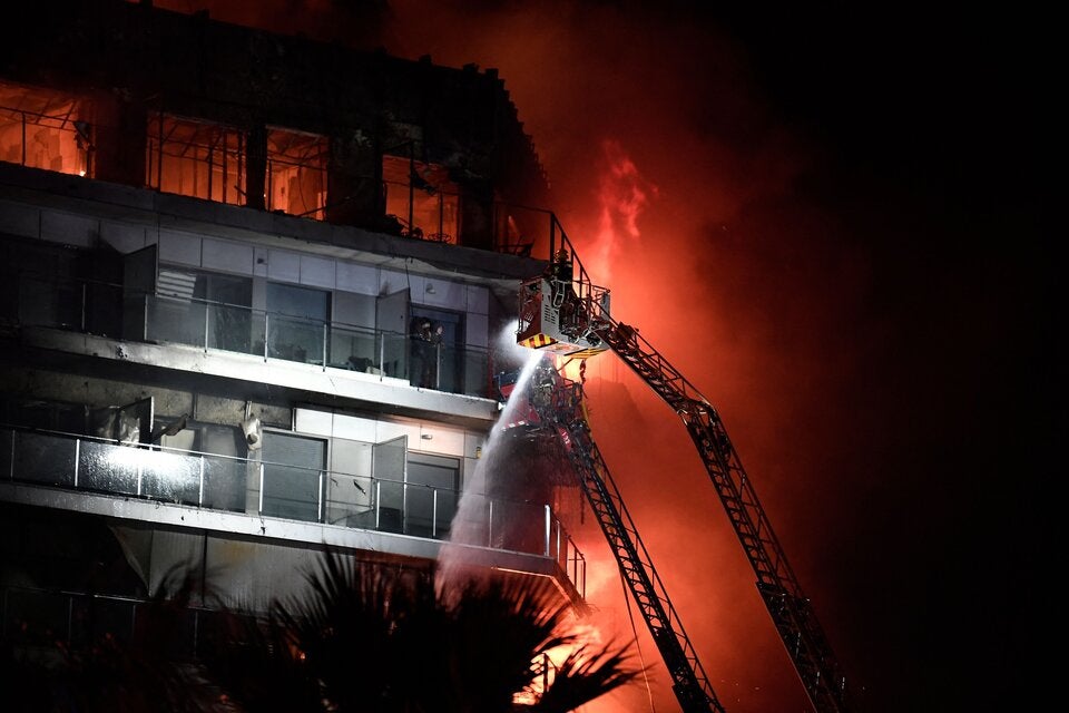 Wohn-Hochhaus in Valencia komplett in Flammen