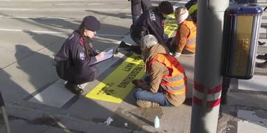 20240226_66_822369_240226_xx_SPLIT_Klimakleber_blockieren_kreuziung_favoriten_3min39_BM.jpg