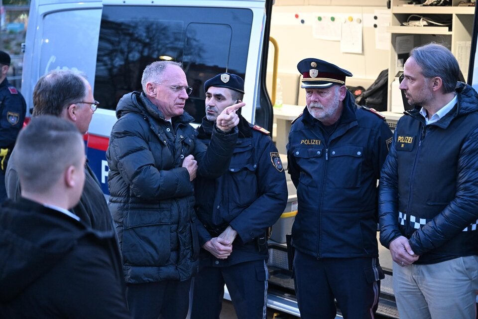 Innenminister Karner bei Polizeiaktion im Hotspot Favoriten