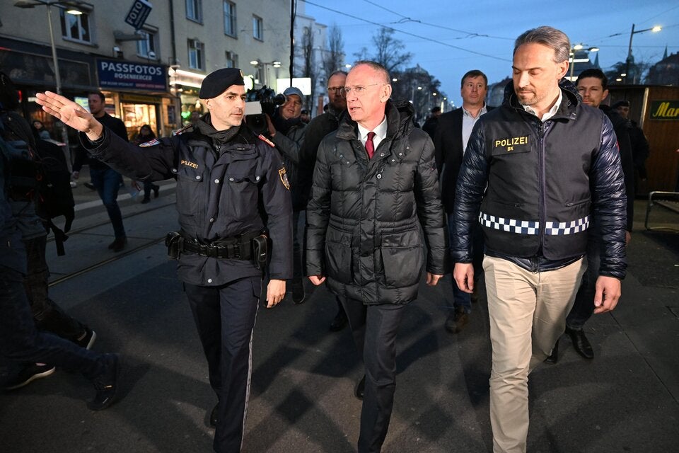 Innenminister Karner bei Polizeiaktion im Hotspot Favoriten