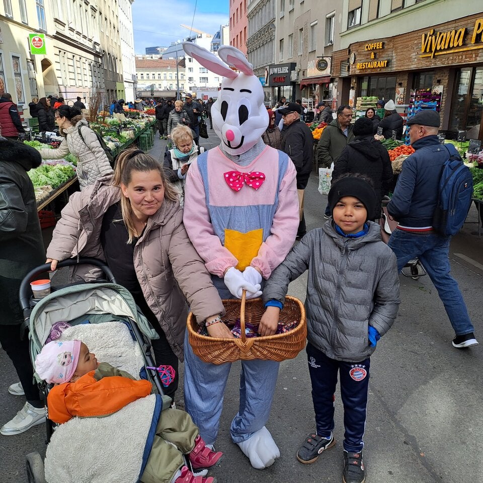 Osterhase hoppelt auf Märkten umher