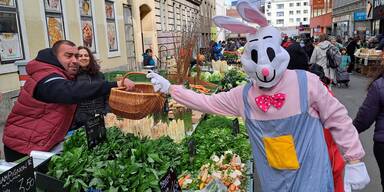 Osterhase hoppelt auf M&auml;rkten umher