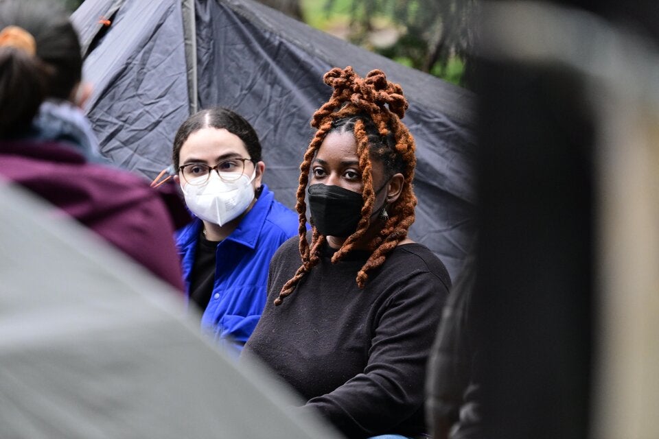 Vermummte beim Protestcamp.