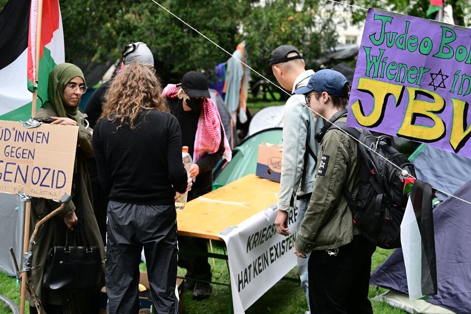 Auf diesem Biertisch landet später eine große Kiste mit Essens-Nachschub.