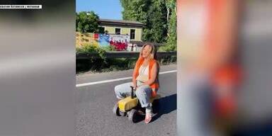 Klima_Aktivisten_blockieren_A4_mit_Skateboards-und_RAdern_JT.jpg
