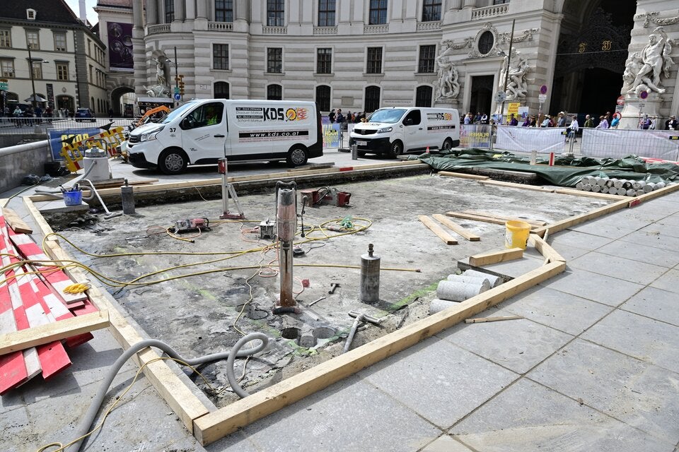 Platz wird großflächig aufgerissen.